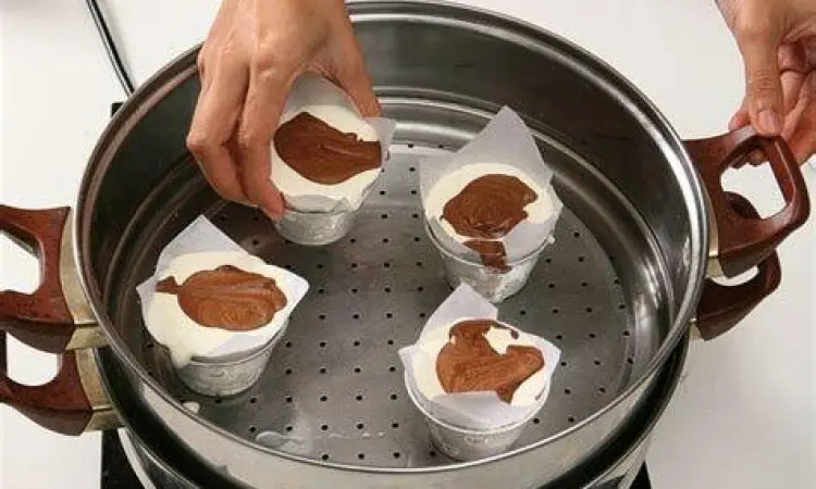 Proses Pengukusan Putri Ayu Proses mengukus kue putri ayu dalam dandang