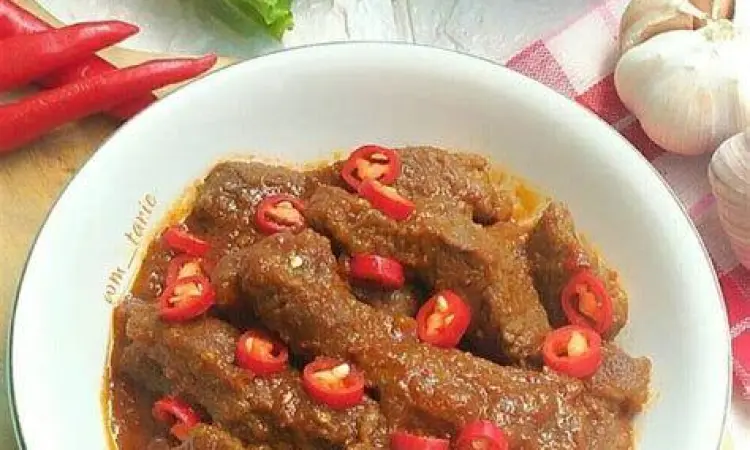Penyajian Lapis Daging Sajian lapis daging sapi di atas piring dengan nasi putih hangat
