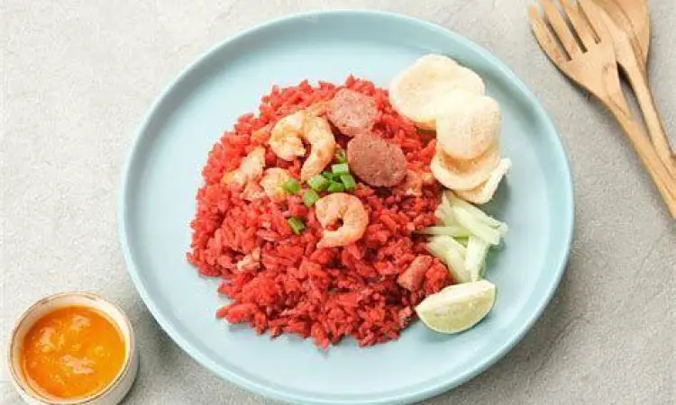 Sajian Lengkap Nasi Goreng Merah Penyajian nasi goreng merah dengan acar dan kerupuk