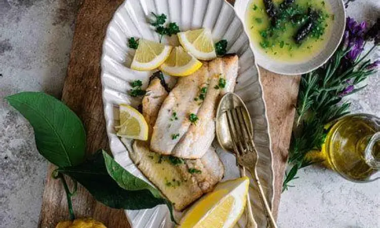 Penggunaan properti minimalis untuk foto makanan