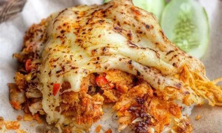 Ayam Geprek Mozarella Ayam geprek dengan keju mozarella meleleh di atasnya