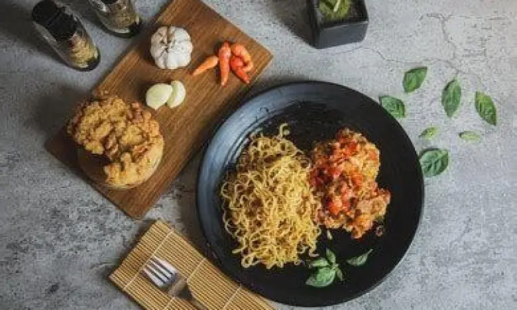 Flat Lay Ayam Geprek Foto ayam geprek dari atas dengan komposisi estetik
