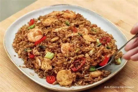 Nasi Goreng Seafood Solaria nasi goreng seafood solaria dengan topping udang