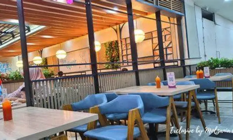 Suasana Restoran Solaria interior restoran solaria yang nyaman