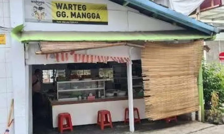Suasana Warteg Gang Mangga Suasana antrean pelanggan di depan etalase Warteg Gang Mangga