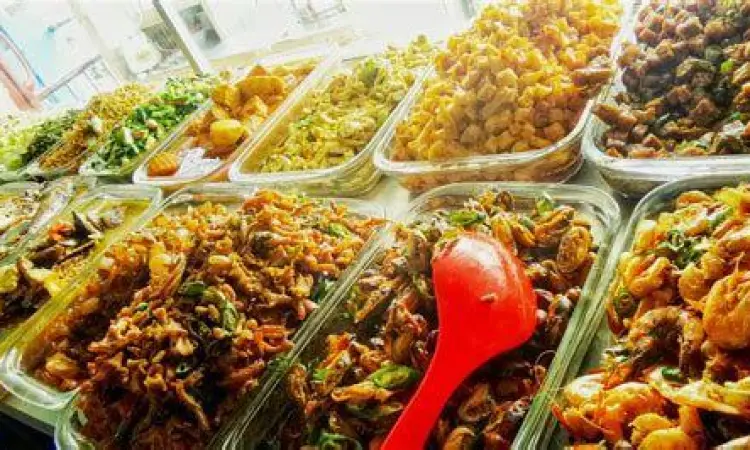 Berbagai pilihan lauk pauk lezat di etalase Warteg Gang Mangga