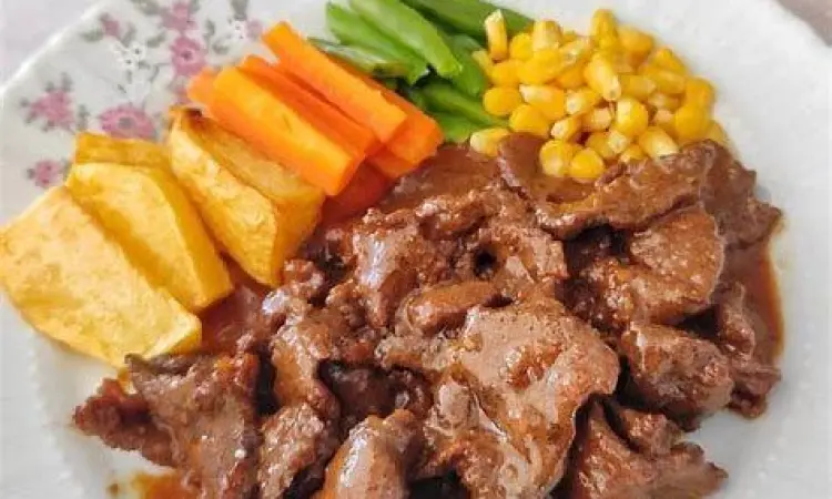 Penyajian bistik daging sapi ala restoran mewah