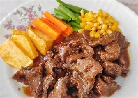 Sajian Akhir Bistik Sapi Penyajian bistik daging sapi ala restoran mewah