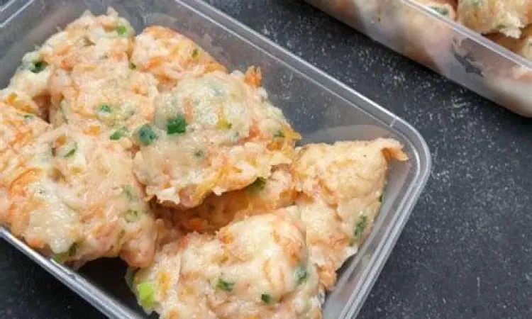 Penyimpanan bola bola ayam dalam wadah kedap udara