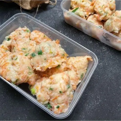 Penyimpanan Frozen Food Penyimpanan bola bola ayam dalam wadah kedap udara