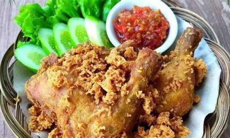 Sajian lengkap ayam goreng kremes dengan sambal