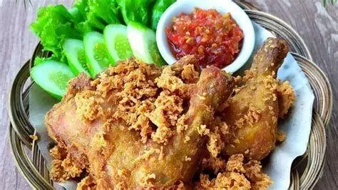 Ayam Goreng Kremes Lengkap Sajian lengkap ayam goreng kremes dengan sambal