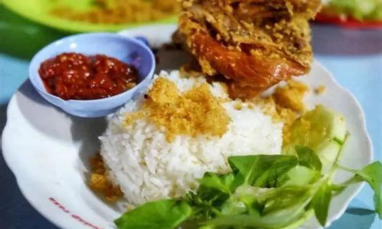 Sambal dan lalapan pendamping ayam goreng