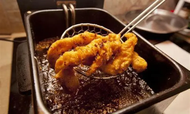 Teknik Menggoreng Kulit Ayam Proses menggoreng kulit ayam dengan teknik deep frying