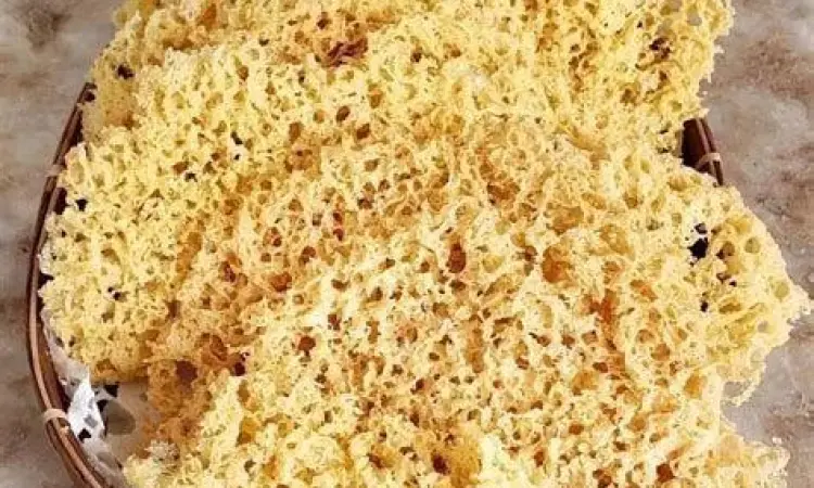 Teknik Mengucur Adonan Kremesan Teknik menuangkan adonan kremesan ke dalam wajan panas