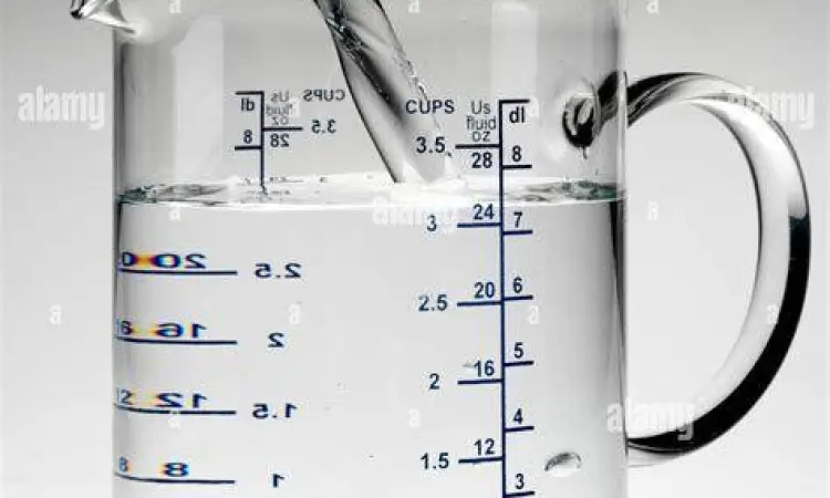 Praktik Mengukur Cairan Menuangkan cairan ke dalam gelas ukur plastik