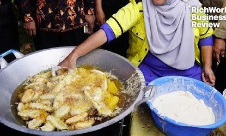 Penjual pisang goreng tradisional di pinggir jalan