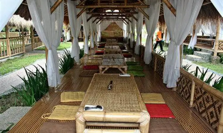 Suasana rumah makan sunda lesehan yang nyaman