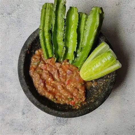 Sambal Dadak Warung Sunda Sambal dadak merah pedas dengan lalapan sayur mentah