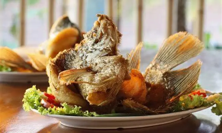 Gurame Goreng Khas Sunda Ikan gurame goreng terbang dengan hiasan sayuran