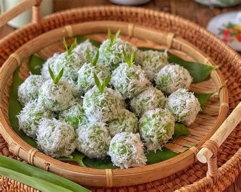 Klepon Tradisional Kue klepon hijau dengan taburan kelapa parut