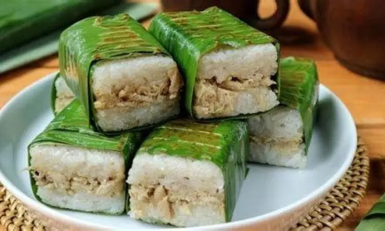 Tumpukan lemper ayam yang dibungkus daun pisang hijau segar