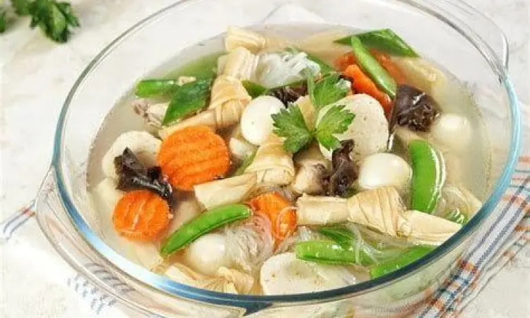 Proses memasak sup kimlo di dalam panci