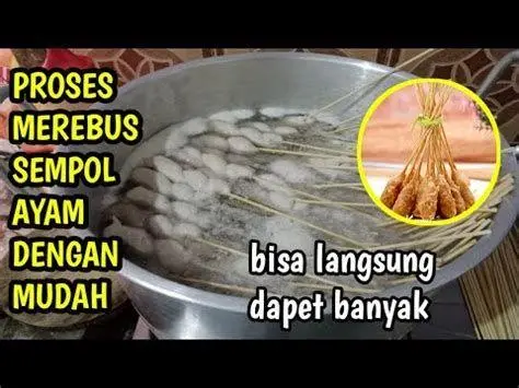 Merebus Sempol Ayam Proses merebus sempol ayam dalam air mendidih