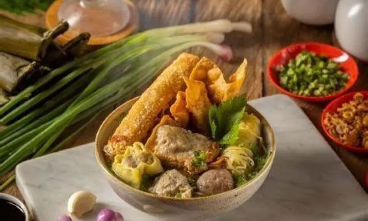 Bakso malang dengan isian lengkap siomay goreng dan tahu