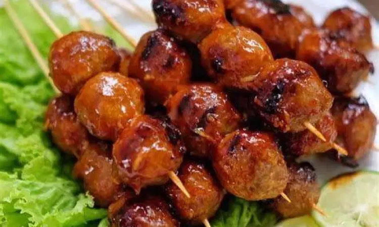 Bakso bakar dengan bumbu kecap pedas