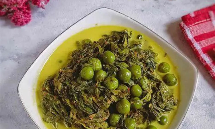 Daun singkong segar dan rimbang hijau untuk bahan daun ubi tumbuk