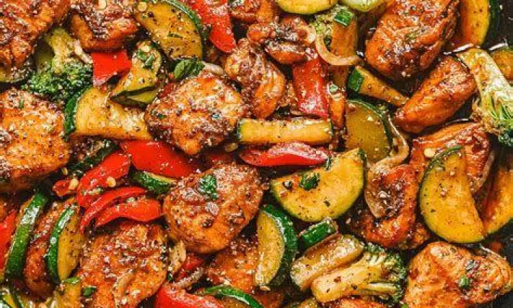 Hidangan ayam panggang dan sayuran untuk makan malam