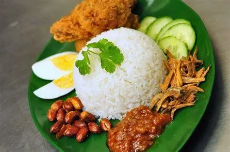 Nasi Lemak Tradisional Malaysia Nasi lemak malaysia tradisional dengan lauk lengkap
