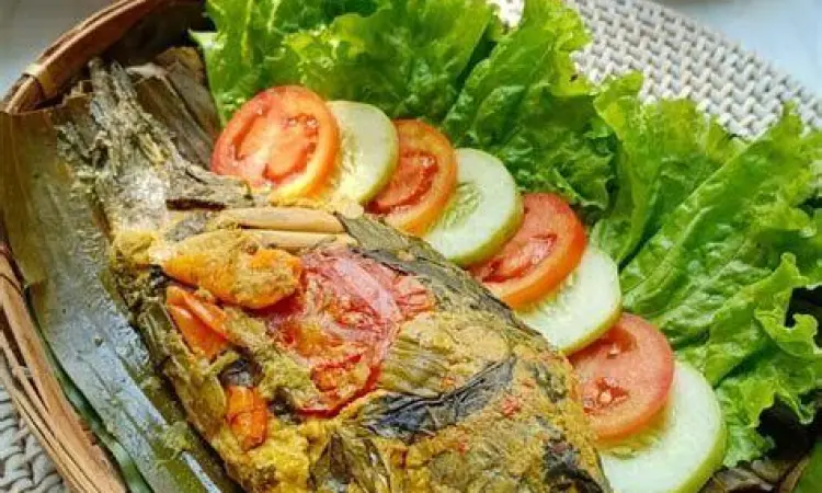 Pepes Ikan Mas Tradisional Pepes ikan mas khas Sunda dengan bumbu melimpah