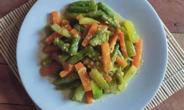 Acar Kuning Sayuran Sayuran wortel dan timun dalam kuah kuning kental