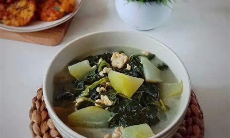 Sajian lengkap sayur bobor bayam dengan lauk pauk
