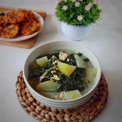 Sajian Lengkap Bobor Bayam Sajian lengkap sayur bobor bayam dengan lauk pauk