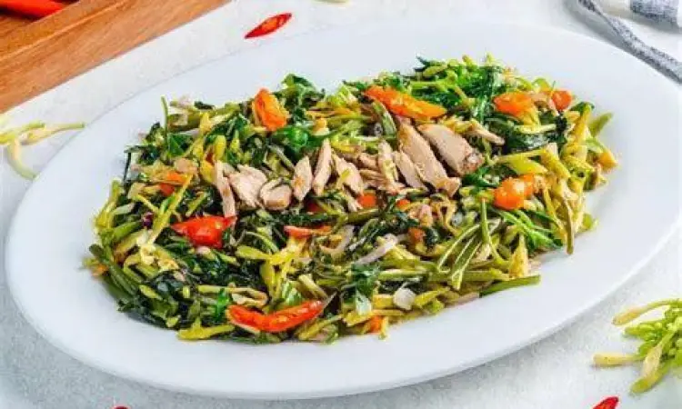 Proses Menumis Bunga Pepaya Proses memasak tumis bunga pepaya dengan bumbu melimpah