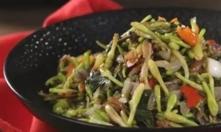 Sajian tumis bunga pepaya dengan nasi putih hangat