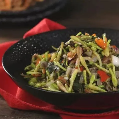 Penyajian Tumis Bunga Pepaya Sajian tumis bunga pepaya dengan nasi putih hangat