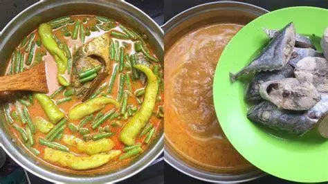 Proses Memasak Gulai Proses memasak gulai ikan di dalam kuali besar