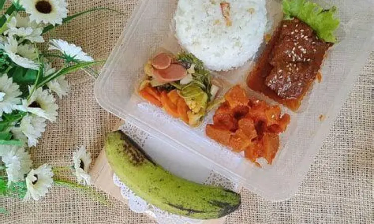 Penyajian Lapis Daging Sajian lapis daging sapi dengan nasi hangat