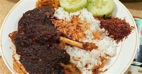 Sajian Sempurna Bebek Bumbu Hitam Penyajian bebek bumbu hitam dengan nasi hangat dan lalapan