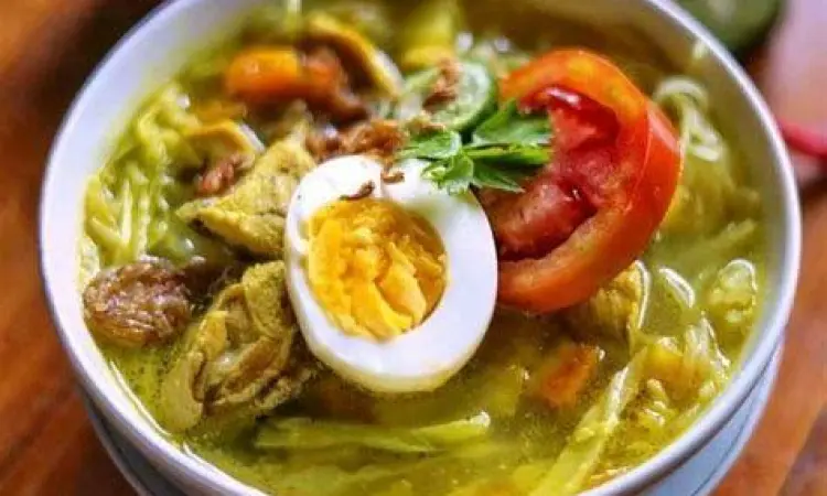 Semangkuk soto lamongan dengan suwiran ayam dan koya