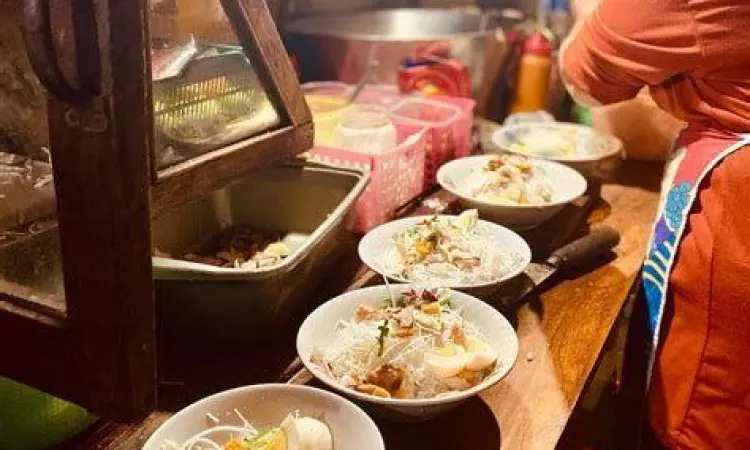 Warung Soto Lamongan Tradisional Warung soto lamongan sederhana di pinggir jalan