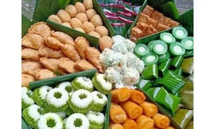 Penyajian aneka kue basah di atas nampan bambu