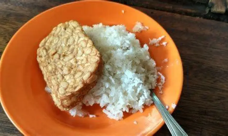 Kombinasi unik ketan susu dengan tempe goreng hangat