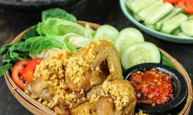 Sajian Ayam Kremes Lengkap Satu porsi lengkap ayam kremes dengan nasi dan sambal