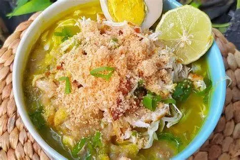 Soto Ayam Lamongan Terpopuler Gambar soto ayam lamongan dengan taburan koya melimpah