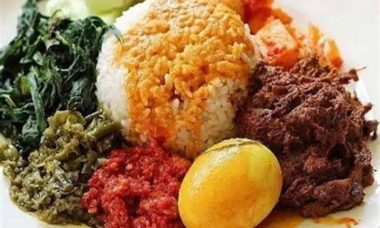 Rendang Daging Sapi Lauk rendang dalam nasi padang